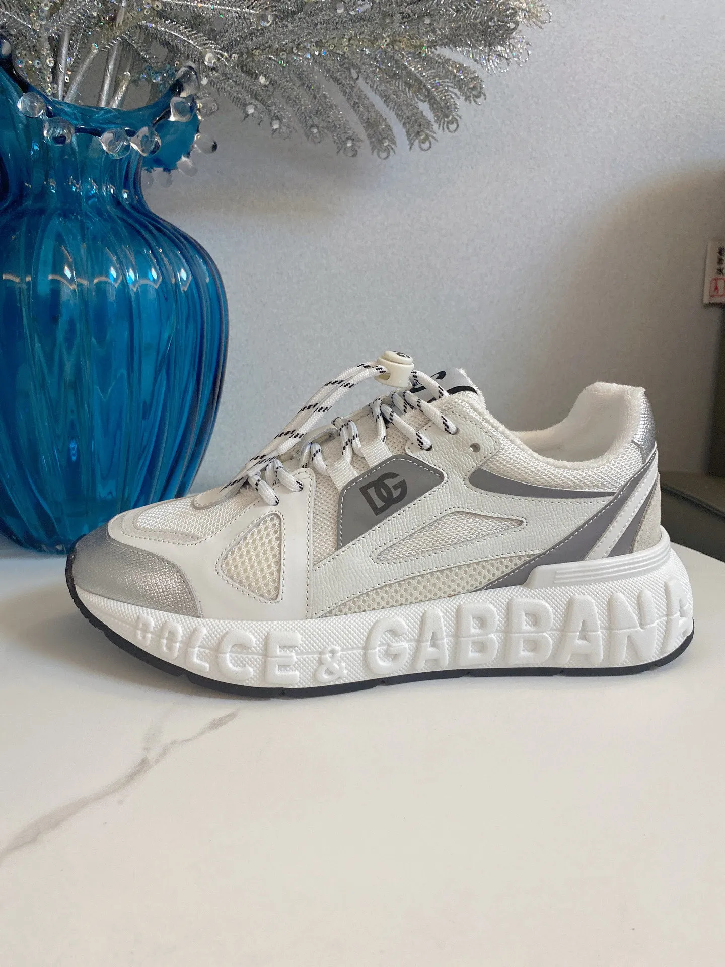 Men's men's shoes💰580 Dolce&Gabbana Dolce & Gabbana's latest popular D&G couple's dad shoes Airmaster series casual sports shoes original purchase development and production Airmaster shoes draw inspiration from Daymaster's iconic shape, while lightening the middle part of the sole to present a more sporty appearance. Nylon upper with contrasting suede and calfskin details. The tongue, heel and back sole are embellished with the DG logo, and the micro-injection logo rubber label is the icing on the cake. Exquisitely packaged at the delivery counter🛍📦 ▪️ Fabric: Original imported first-layer cowhide ▪️ Lining: Customized breathable towel lining ▪️ Sole: Original molded PU+TPU material ▪️ Bottom thickness: 5CM ▪️ Size: Women's 35-40/Men's 39-44 (45 46 customized)